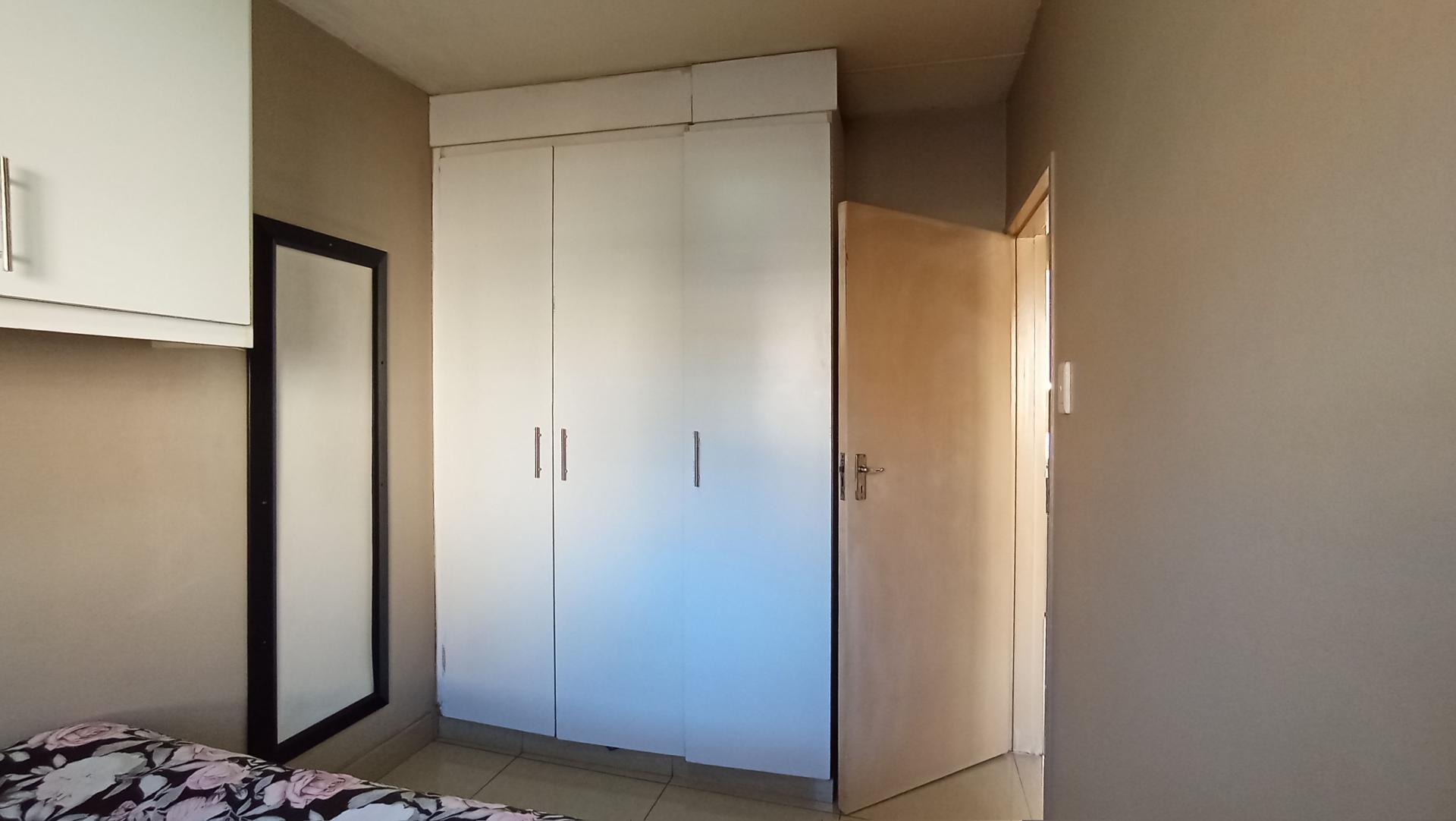 Bed Room 1 - 10 square meters of property in Buccleuch