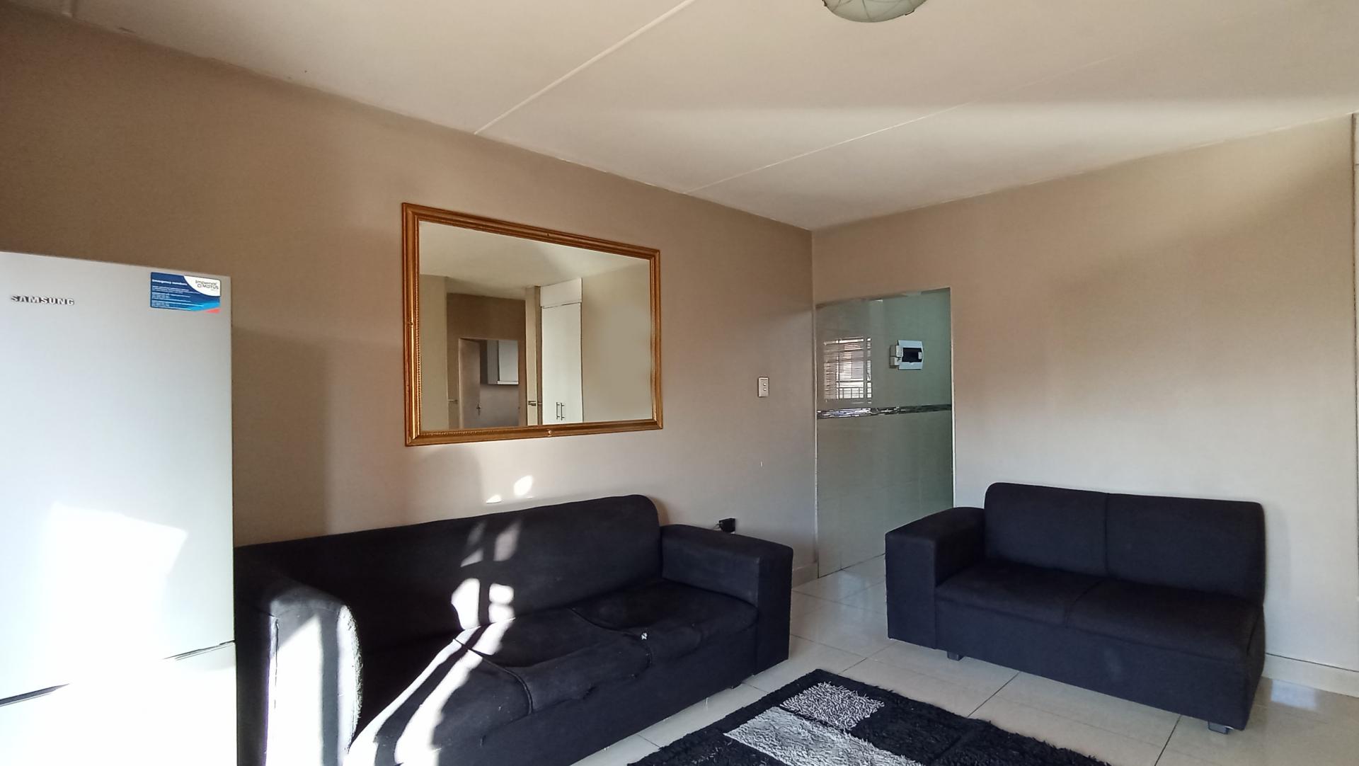 Lounges - 19 square meters of property in Buccleuch