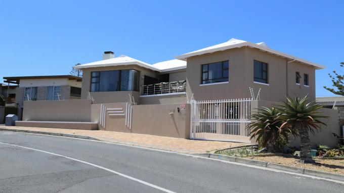 6 Bedroom House for Sale For Sale in Bloubergstrand - Private Sale - MR485171