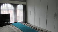 Main Bedroom - 22 square meters of property in Helderkruin