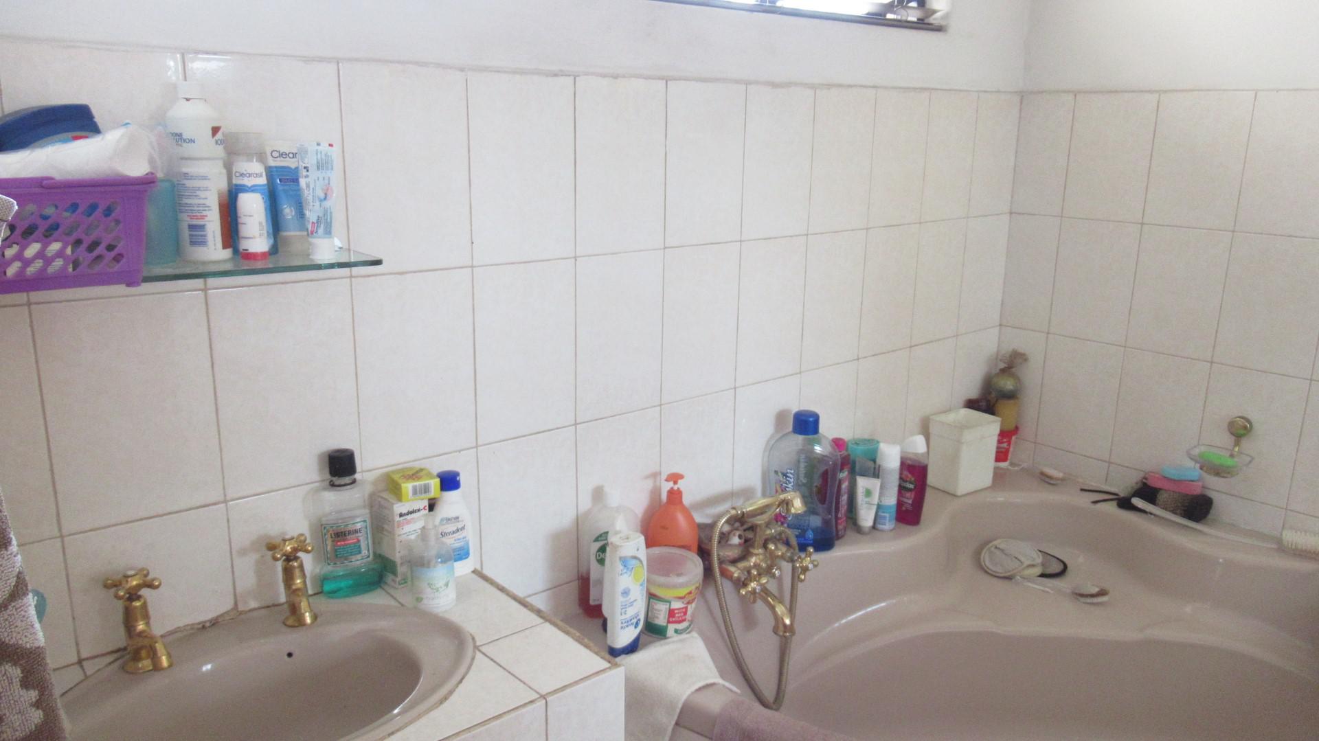 Main Bathroom - 8 square meters of property in Parkhill Gardens