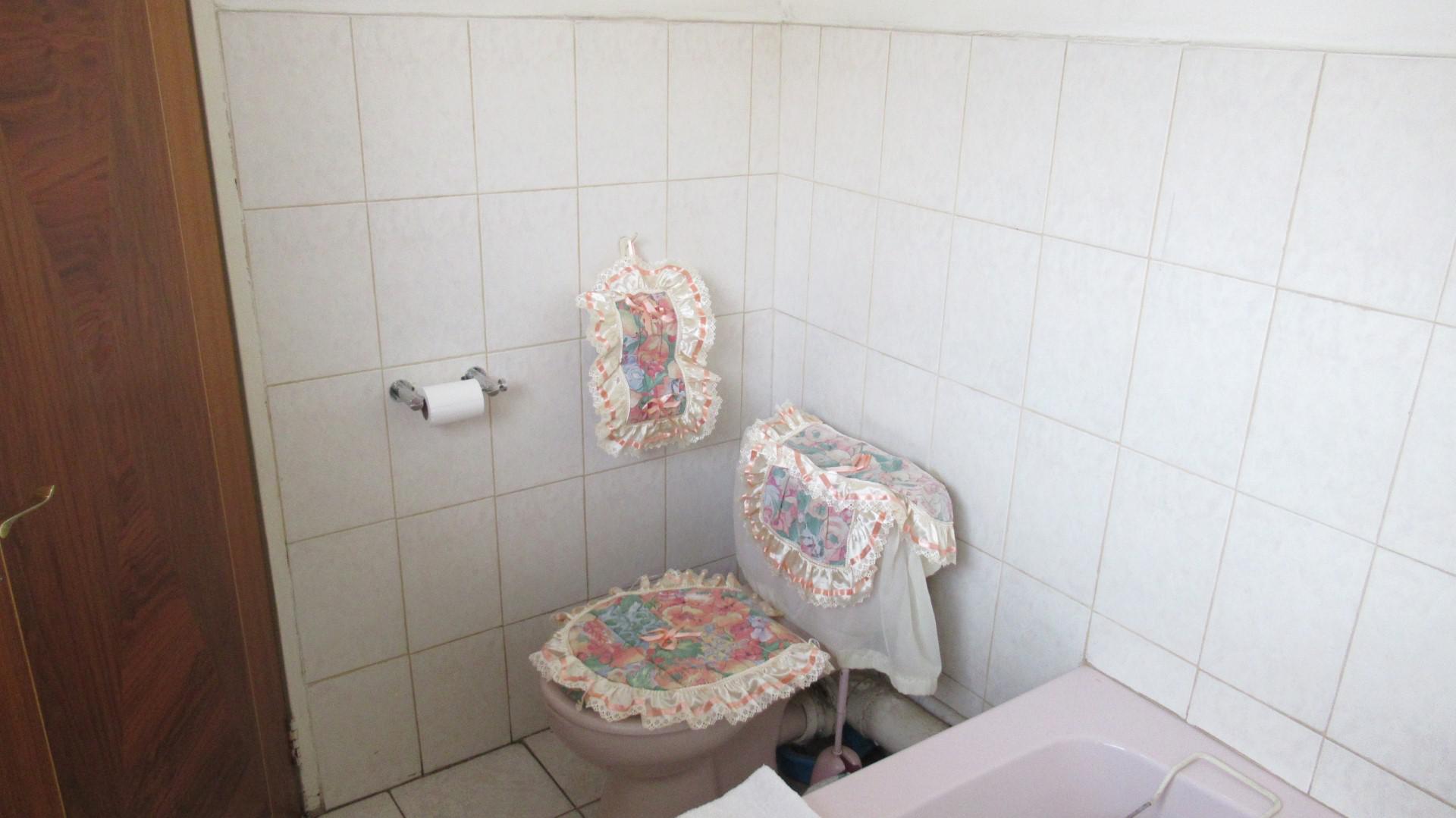 Bathroom 1 - 9 square meters of property in Parkhill Gardens