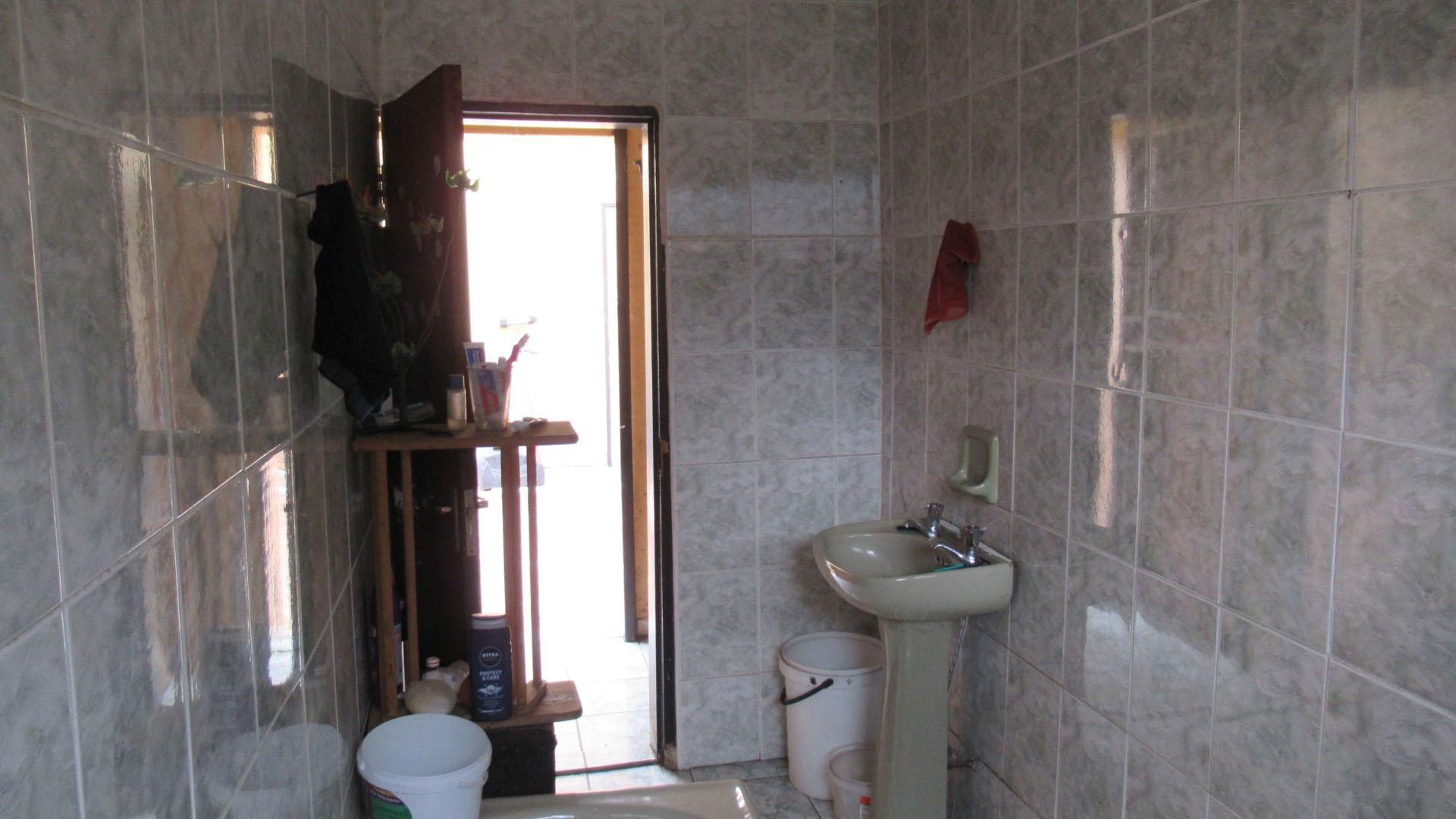 Bathroom 3+ of property in Parkhill Gardens