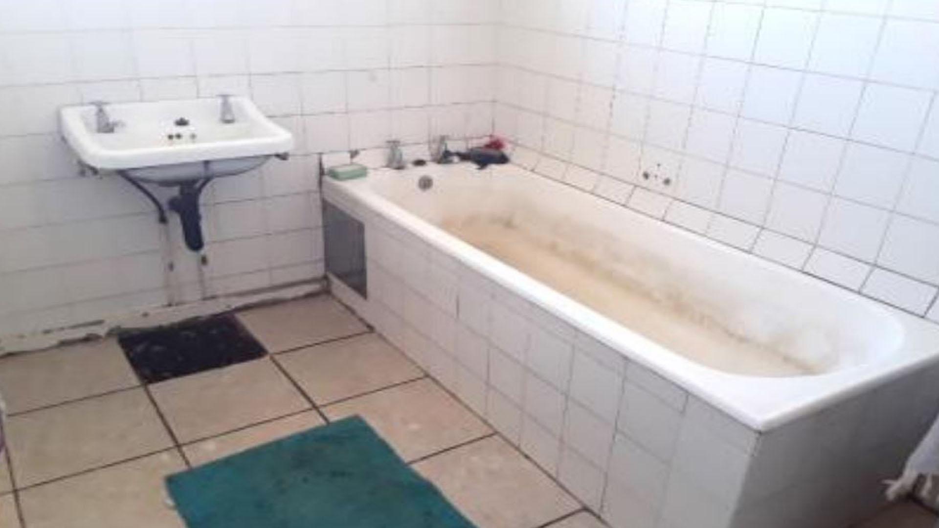 Bathroom 1 of property in Phomolong