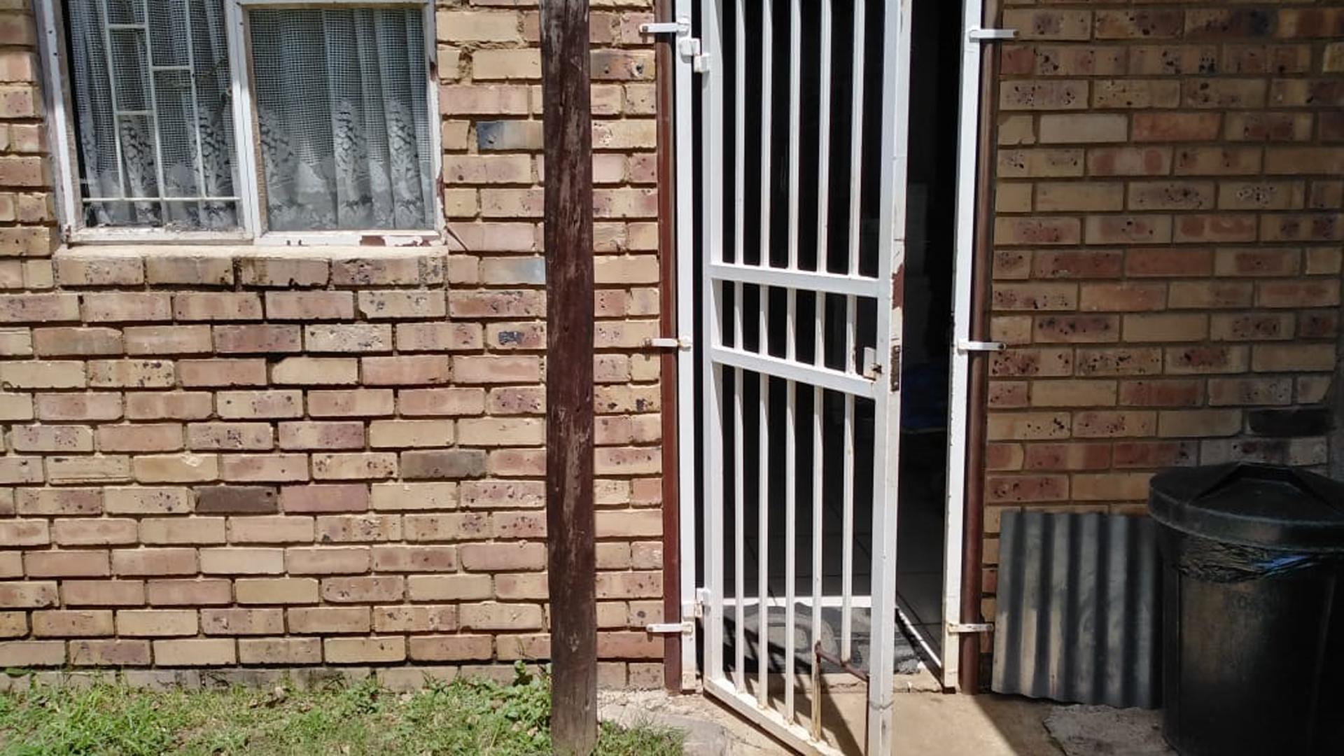 Front View of property in Declercqville