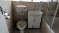 Main Bathroom - 5 square meters of property in Declercqville