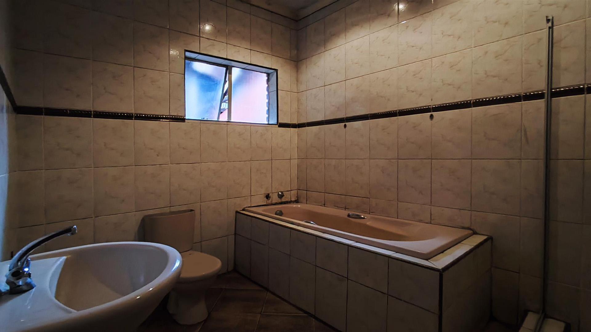 Bathroom 1 - 7 square meters of property in Actonville