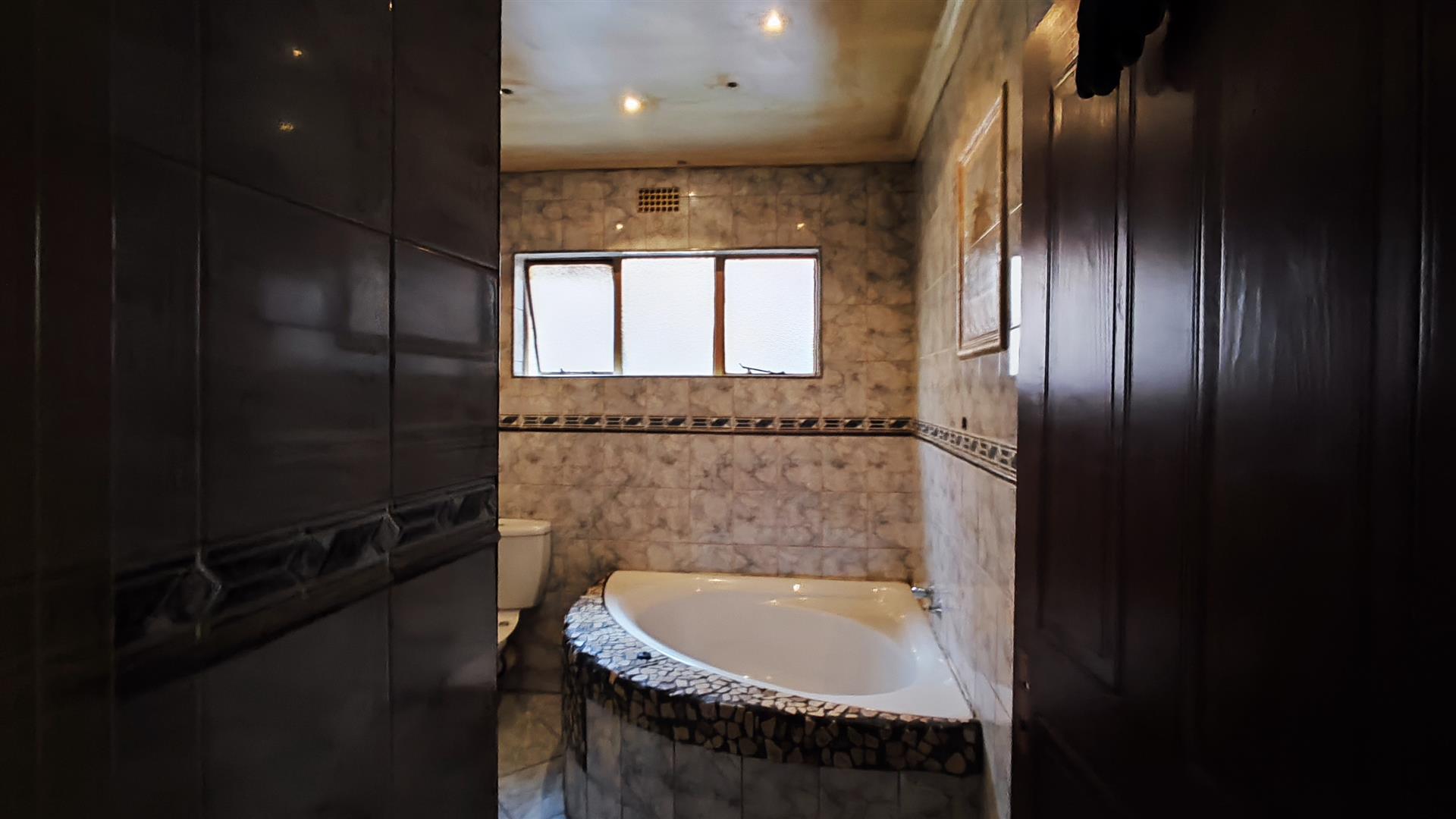 Main Bathroom - 7 square meters of property in Actonville