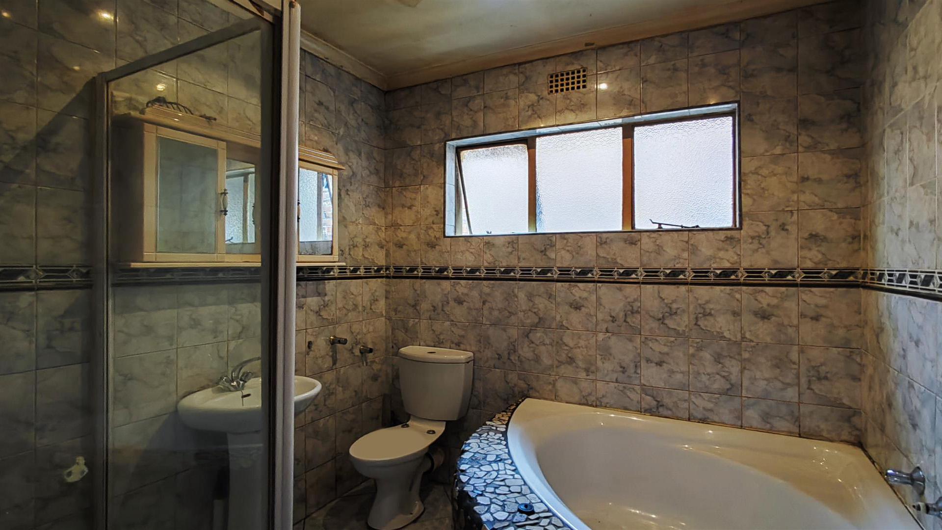 Main Bathroom - 7 square meters of property in Actonville