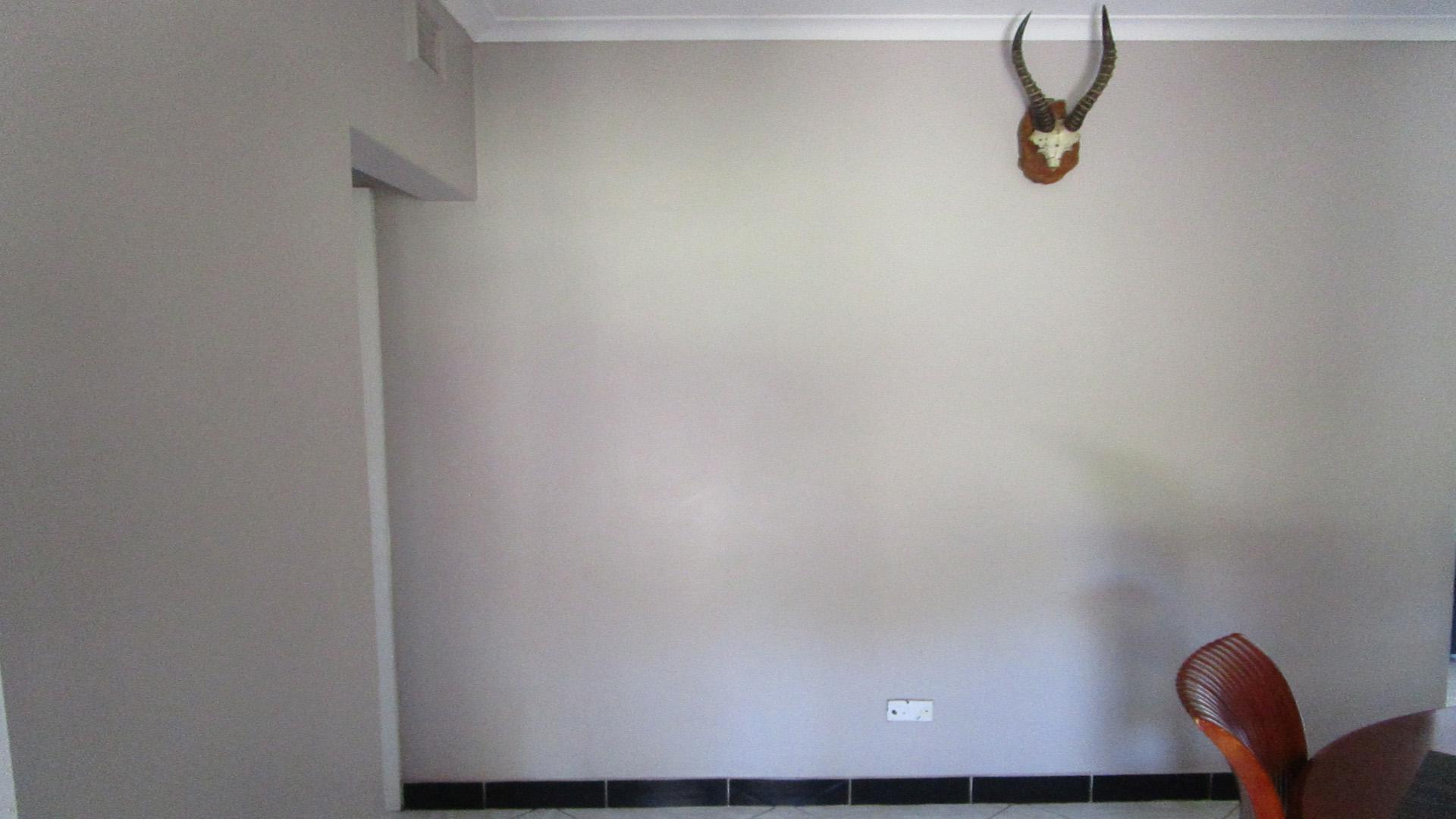 Dining Room - 10 square meters of property in La Mercy