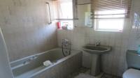 Bathroom 3+ - 28 square meters of property in La Mercy