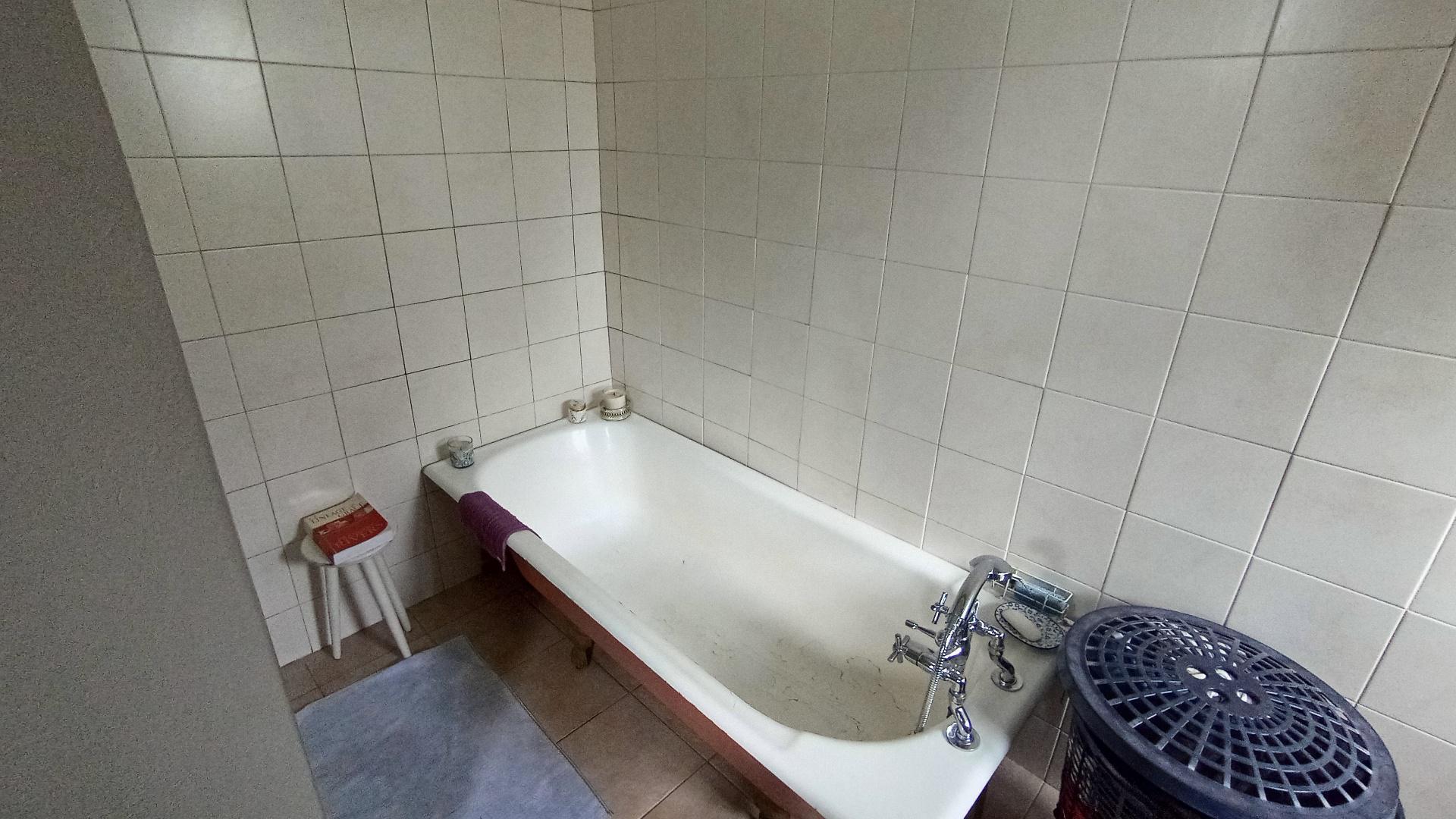 Main Bathroom - 9 square meters of property in Assagay