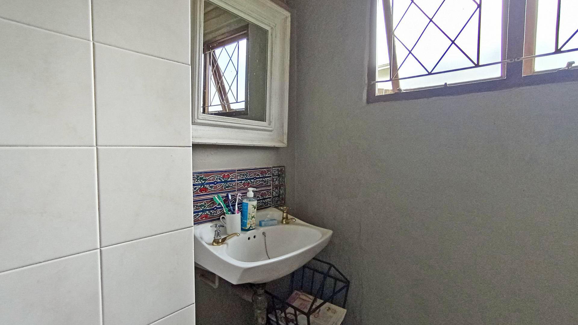 Main Bathroom - 9 square meters of property in Assagay