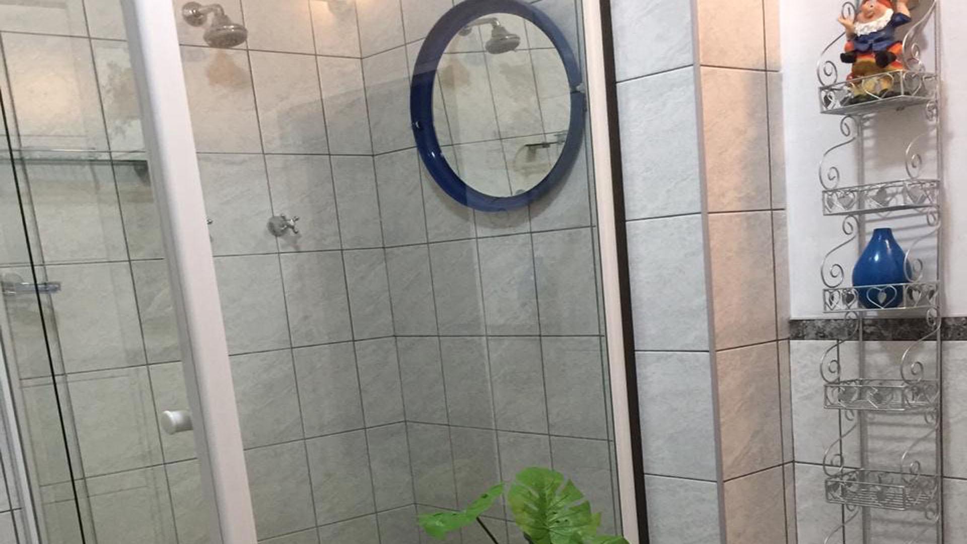 Bathroom 1 - 15 square meters of property in Lady Grey