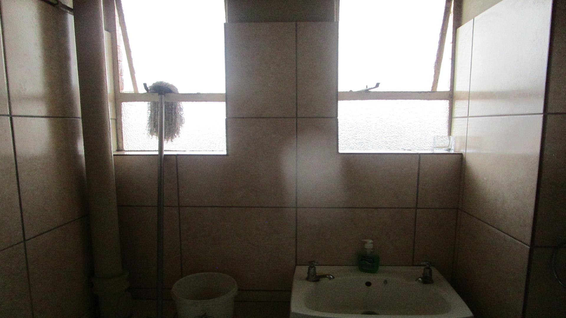 Bathroom 1 - 5 square meters of property in Bulwer (Dbn)