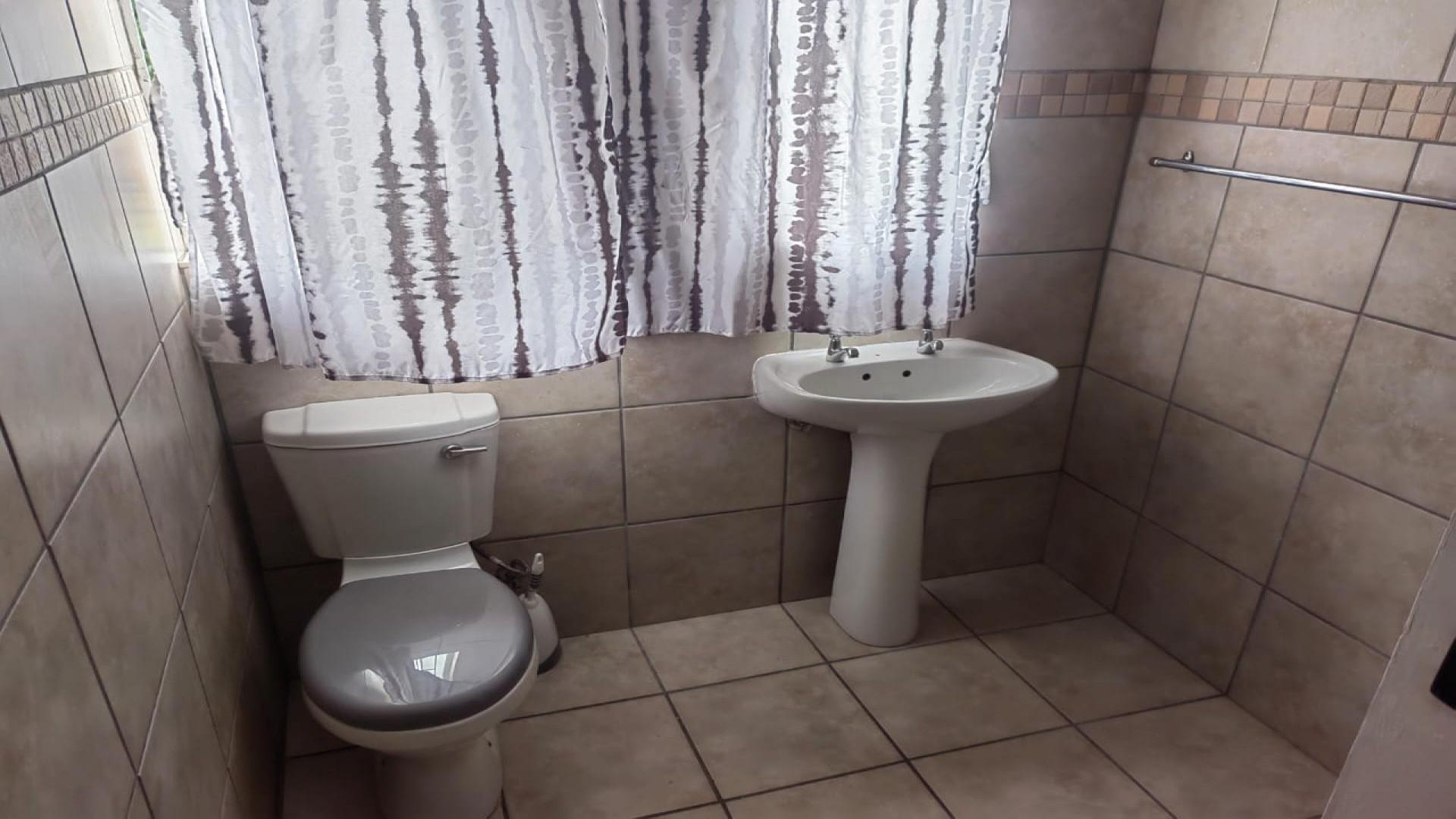 Bathroom 1 of property in Oudtshoorn