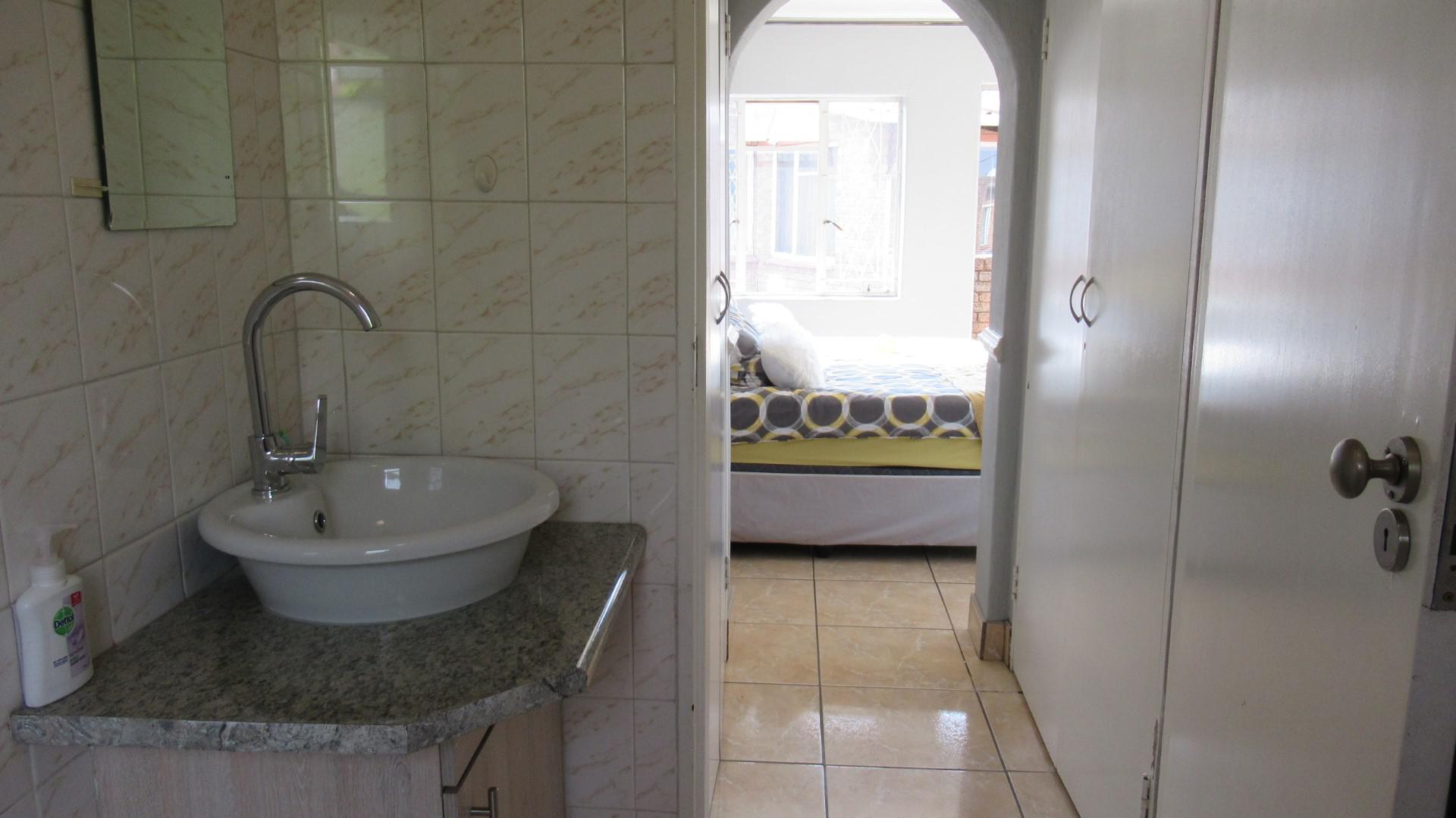 Main Bathroom - 4 square meters of property in Forest Hill - JHB