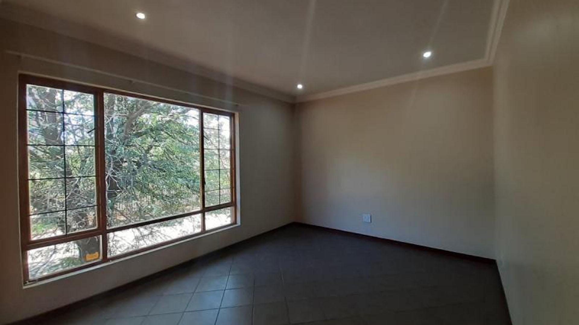 Bed Room 1 of property in Rensburg