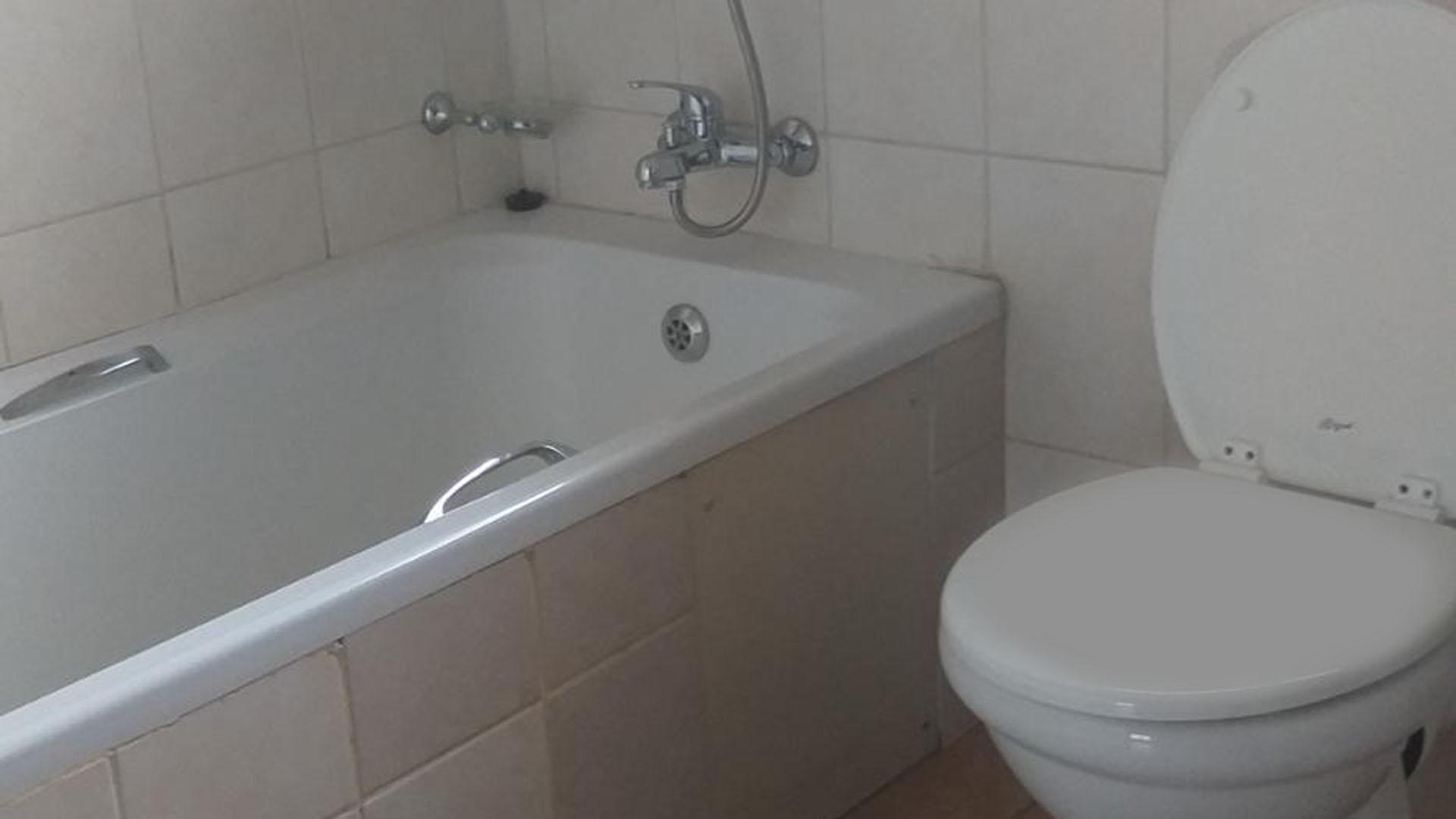 Bathroom 1 of property in Rensburg