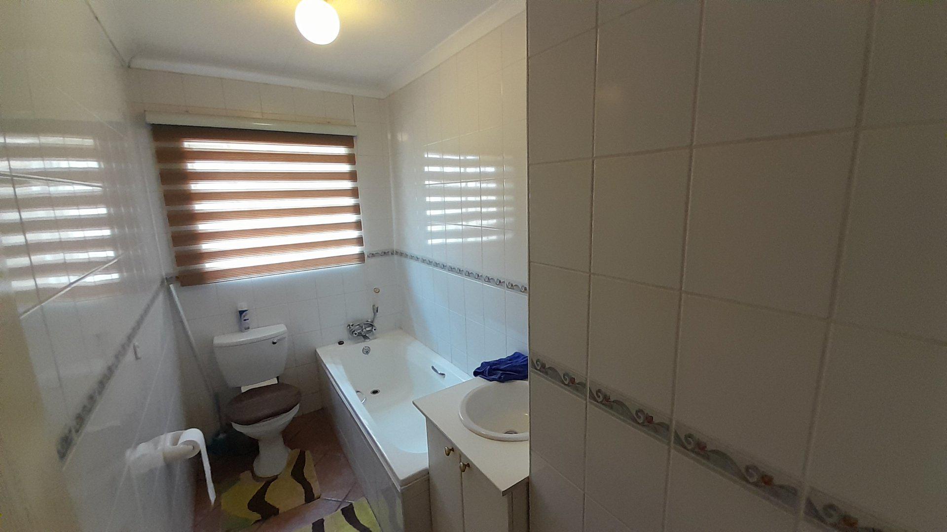 Bathroom 1 of property in Boskruin