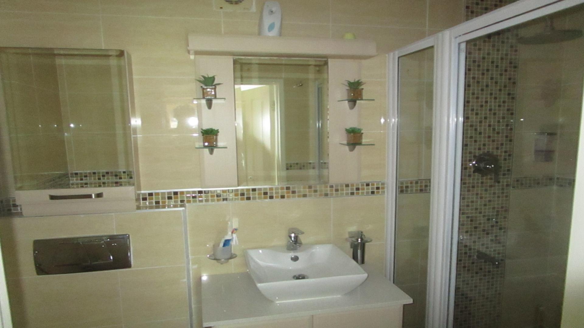 Bathroom 2 - 3 square meters of property in Illovo Beach