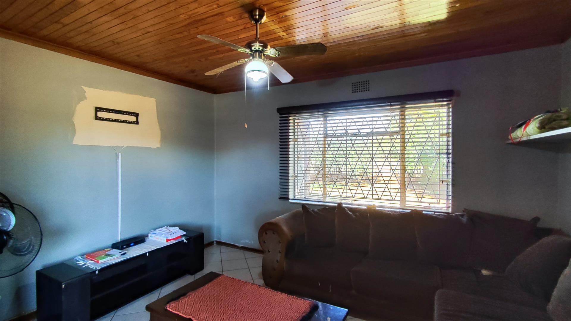 Lounges - 14 square meters of property in Meyerton