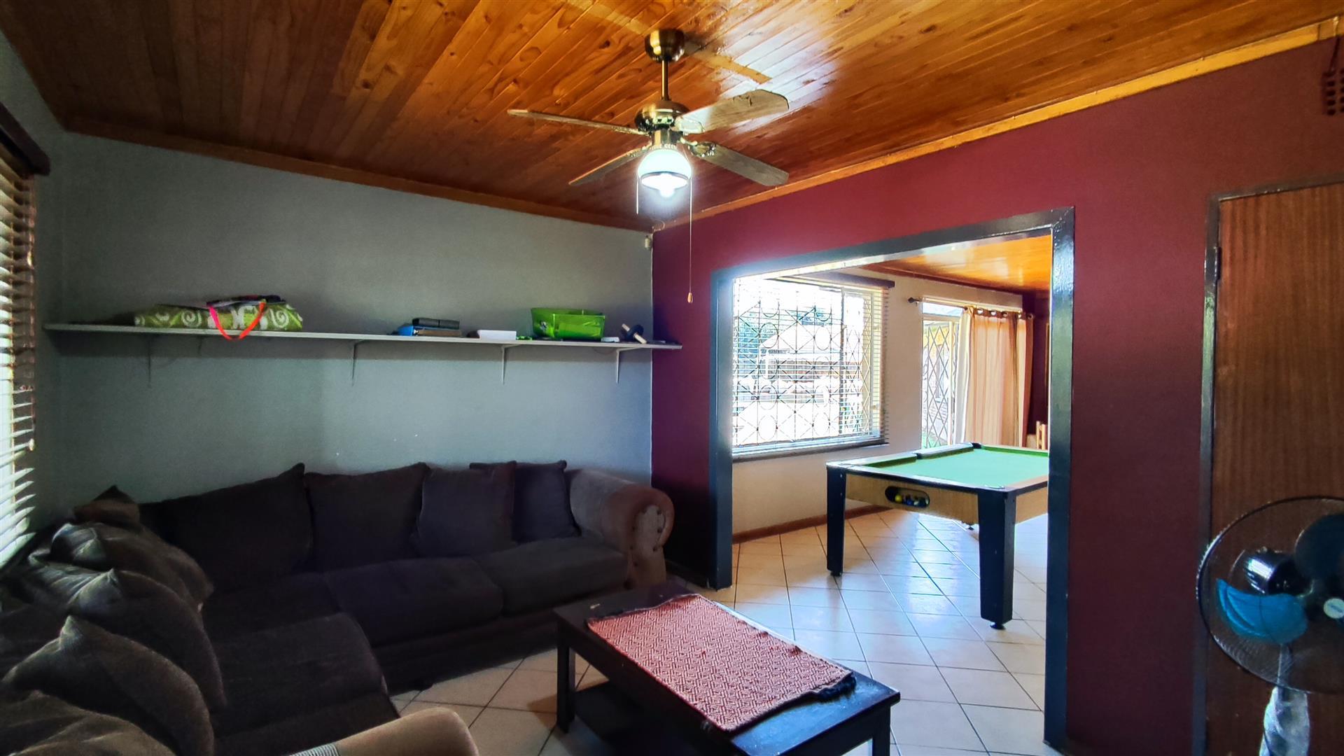 Lounges - 14 square meters of property in Meyerton