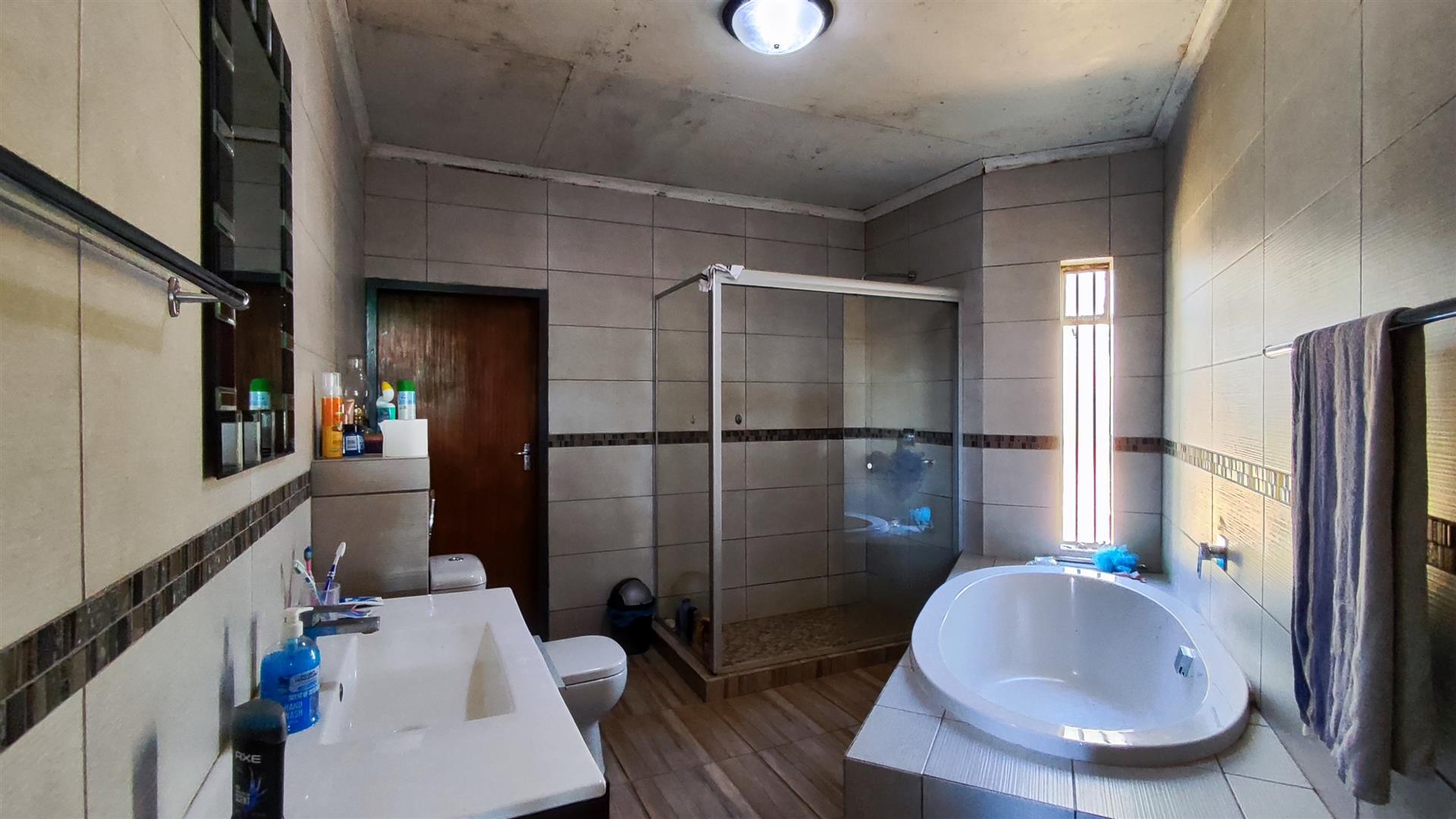 Bathroom 1 - 11 square meters of property in Meyerton