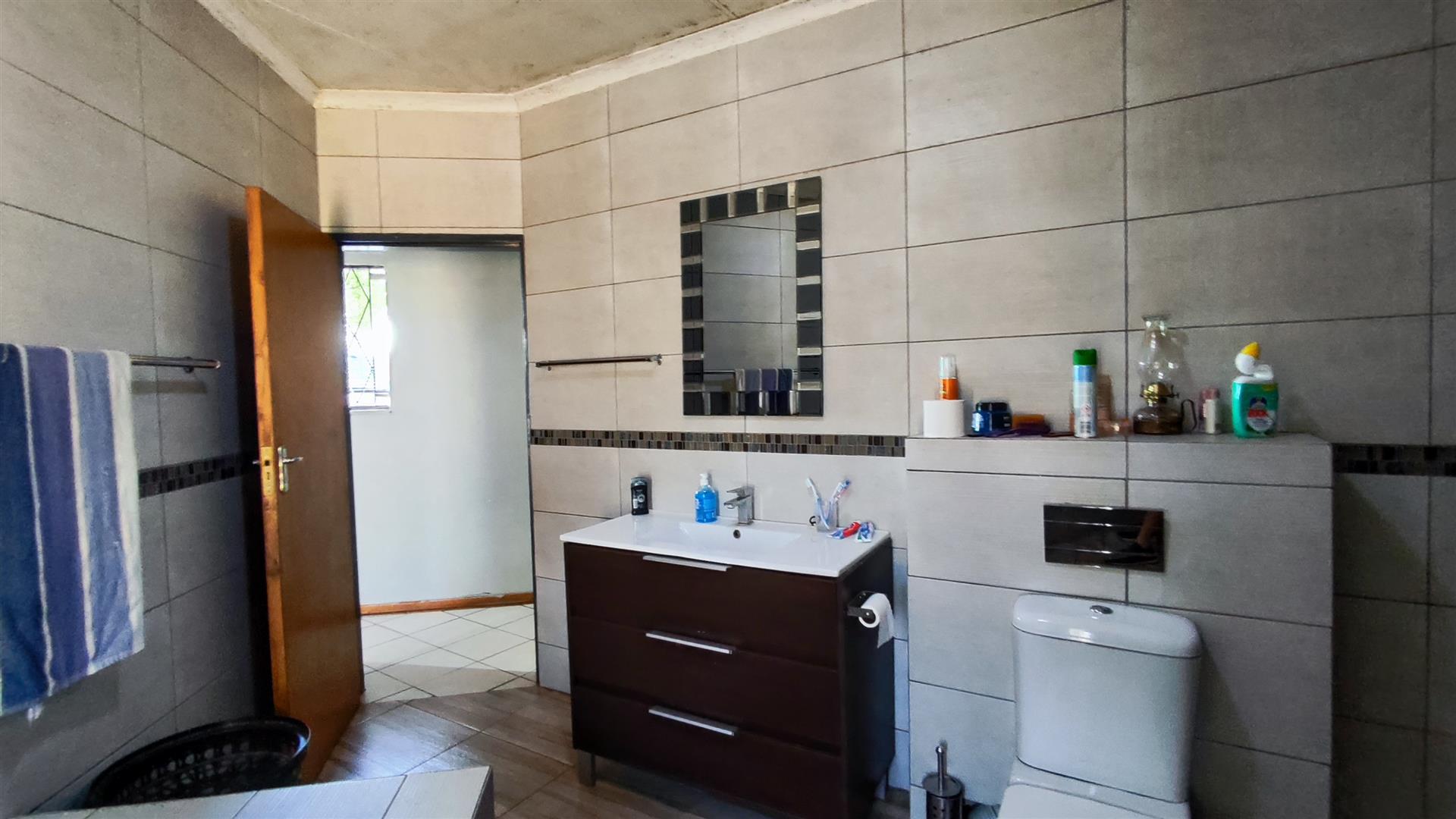 Bathroom 1 - 11 square meters of property in Meyerton