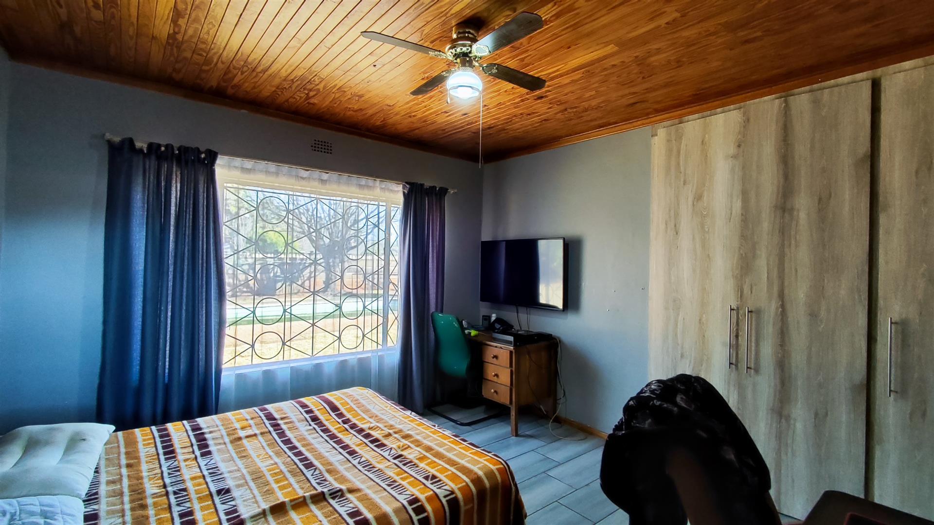 Bed Room 1 - 17 square meters of property in Meyerton