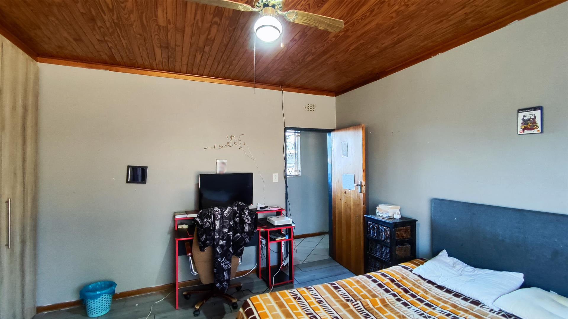 Bed Room 1 - 17 square meters of property in Meyerton