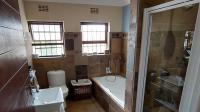 Bathroom 1 - 11 square meters of property in Beacon Bay