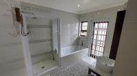 Main Bathroom - 13 square meters of property in Beacon Bay