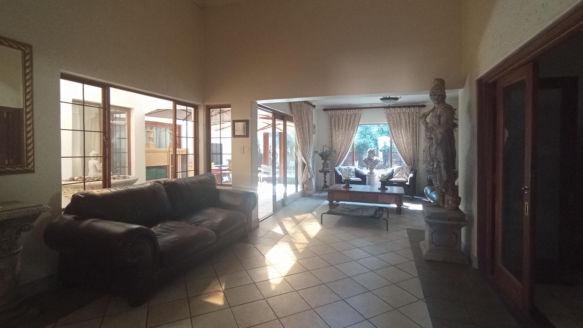 Dining Room - 18 square meters of property in Silver Lakes Golf Estate