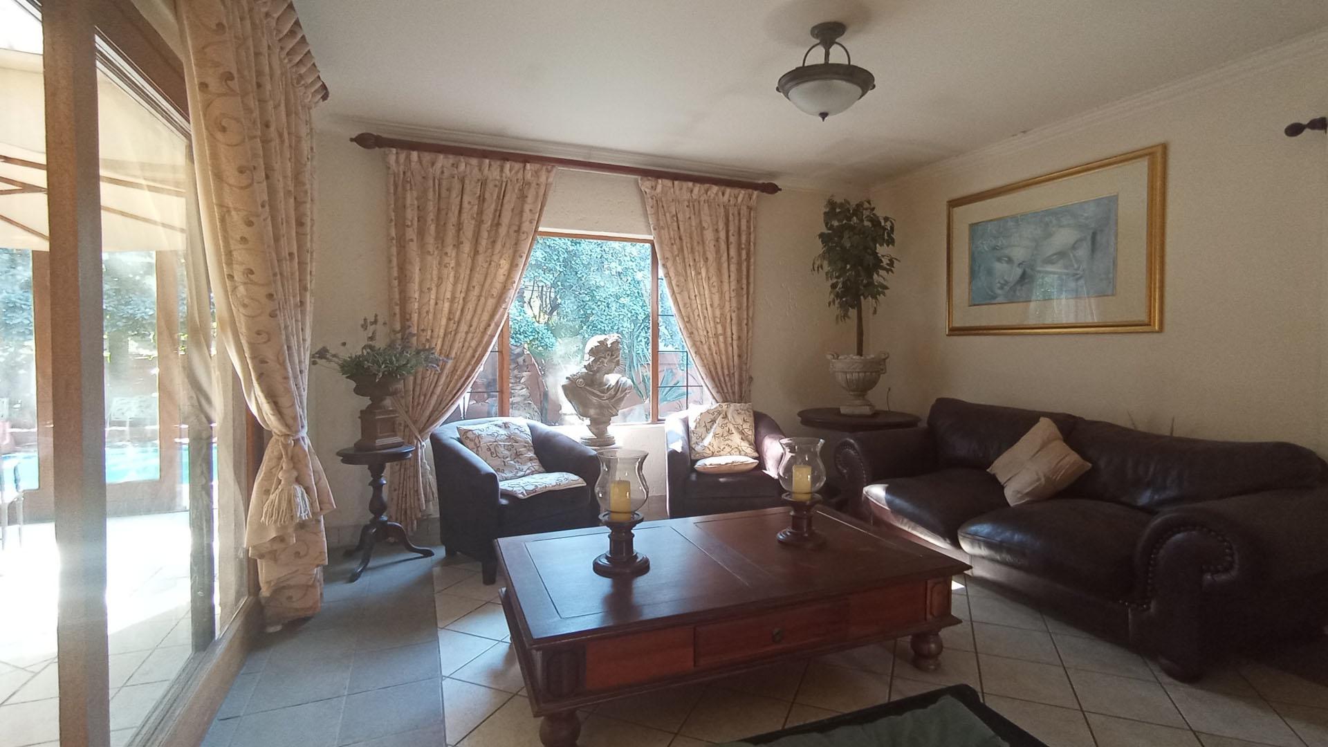 Informal Lounge - 21 square meters of property in Silver Lakes Golf Estate