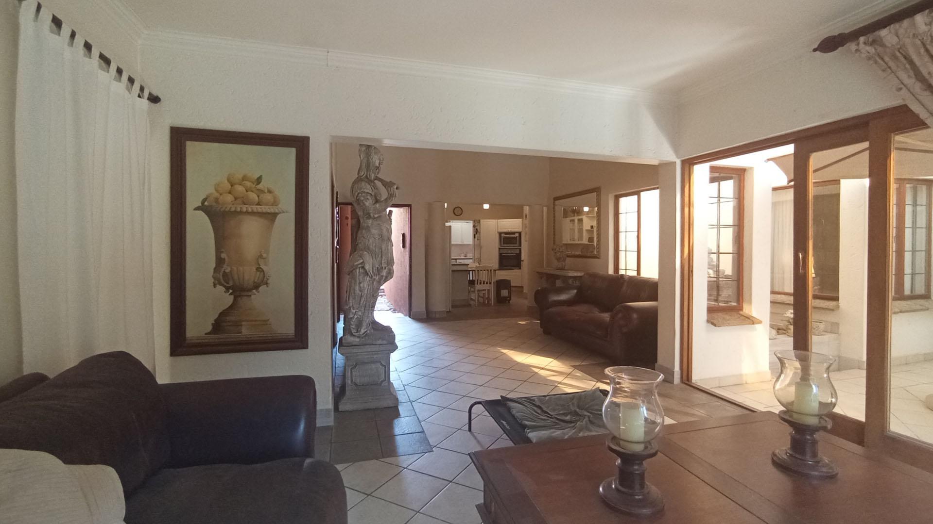 Informal Lounge - 21 square meters of property in Silver Lakes Golf Estate