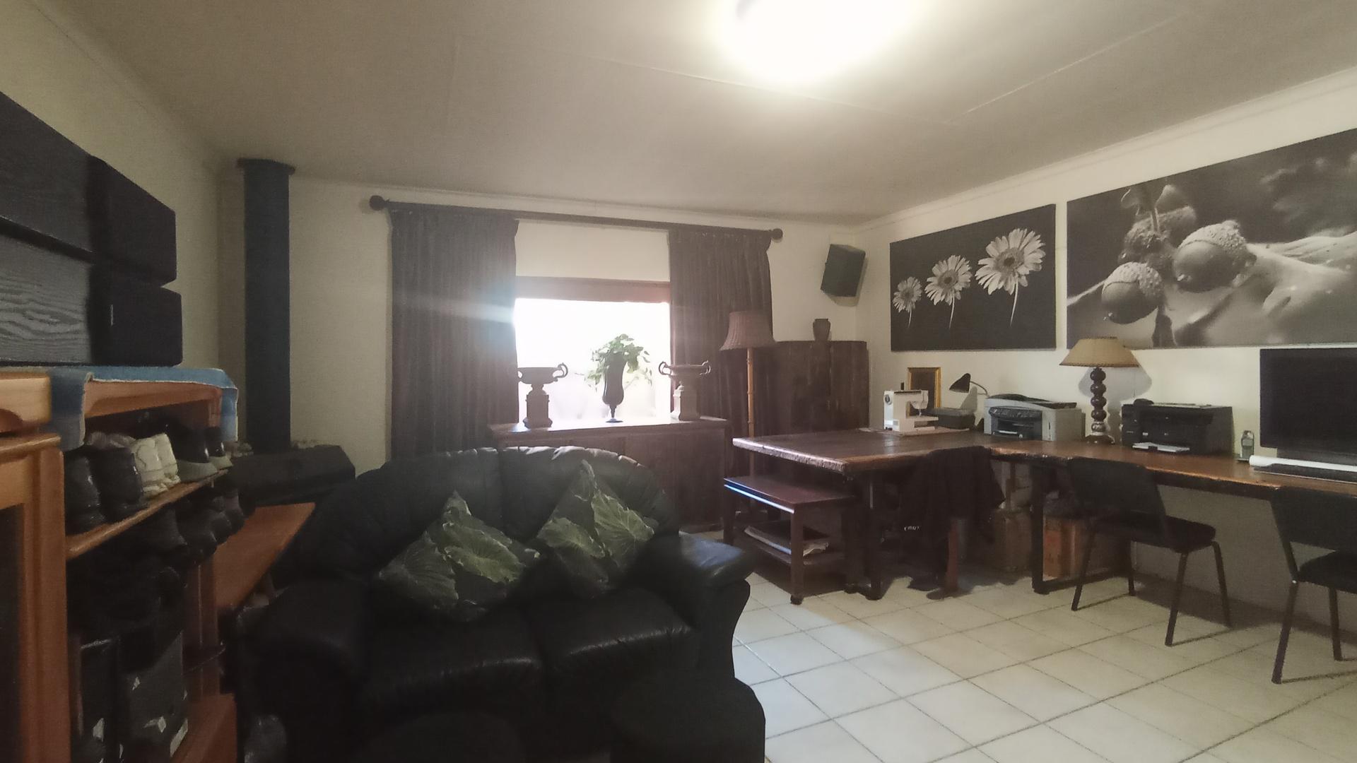 Lounges - 33 square meters of property in Silver Lakes Golf Estate