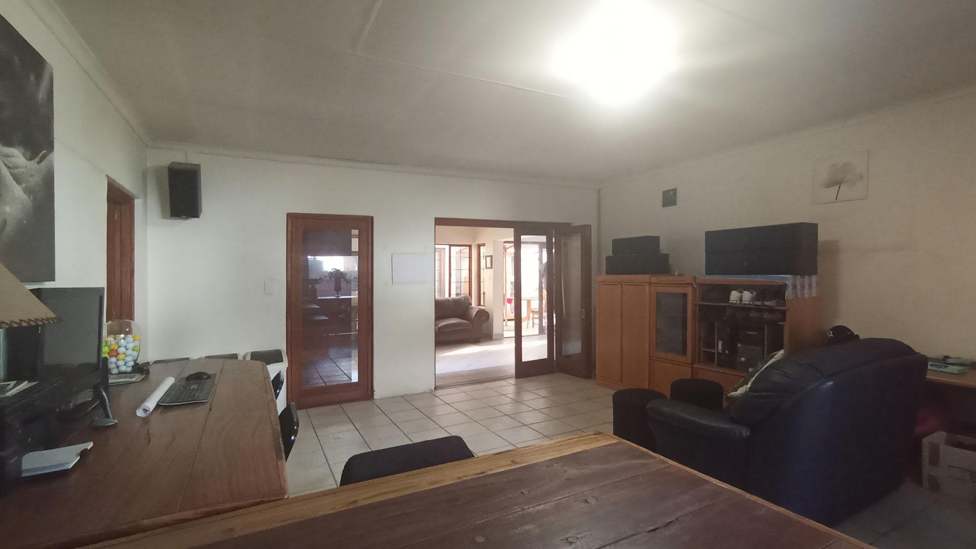 Lounges - 33 square meters of property in Silver Lakes Golf Estate