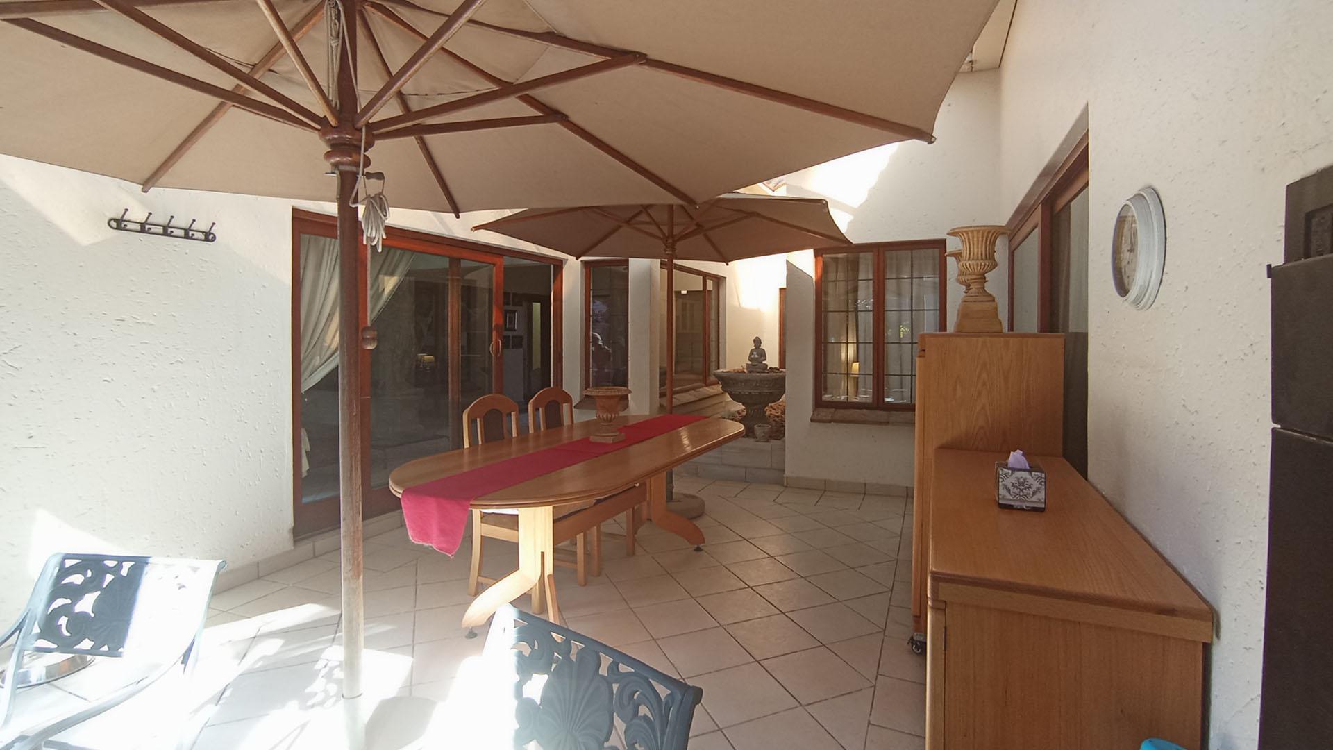 Patio - 33 square meters of property in Silver Lakes Golf Estate