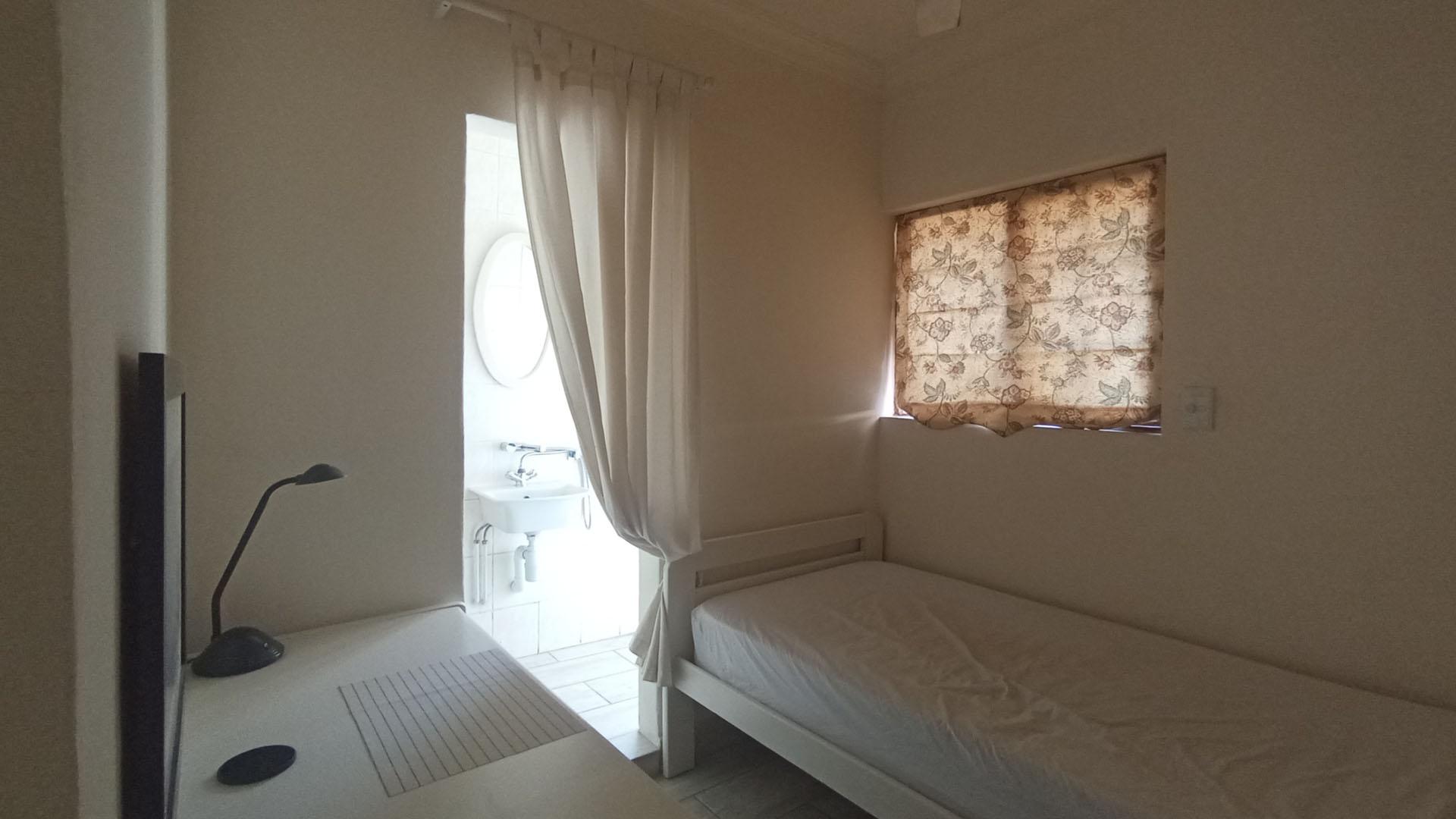Bed Room 1 - 7 square meters of property in Silver Lakes Golf Estate