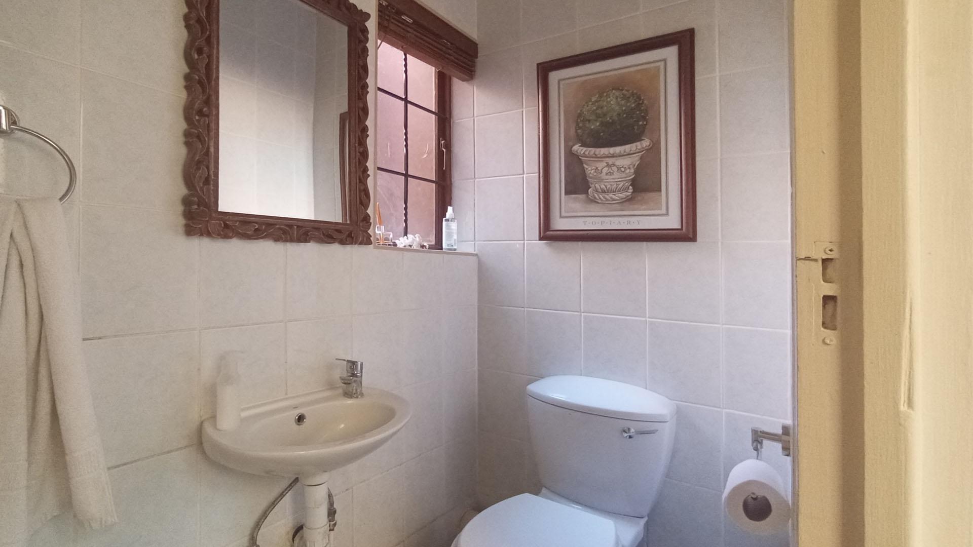 Guest Toilet - 2 square meters of property in Silver Lakes Golf Estate