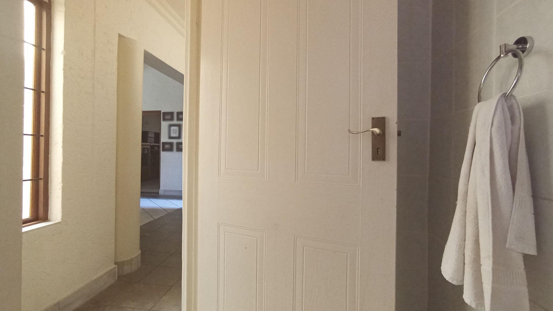 Guest Toilet - 2 square meters of property in Silver Lakes Golf Estate