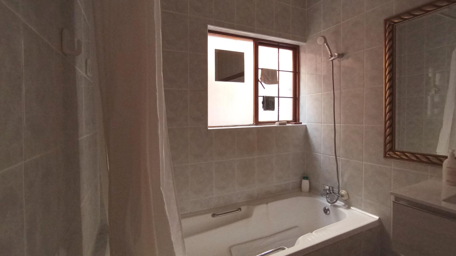 Bathroom 2 - 5 square meters of property in Silver Lakes Golf Estate