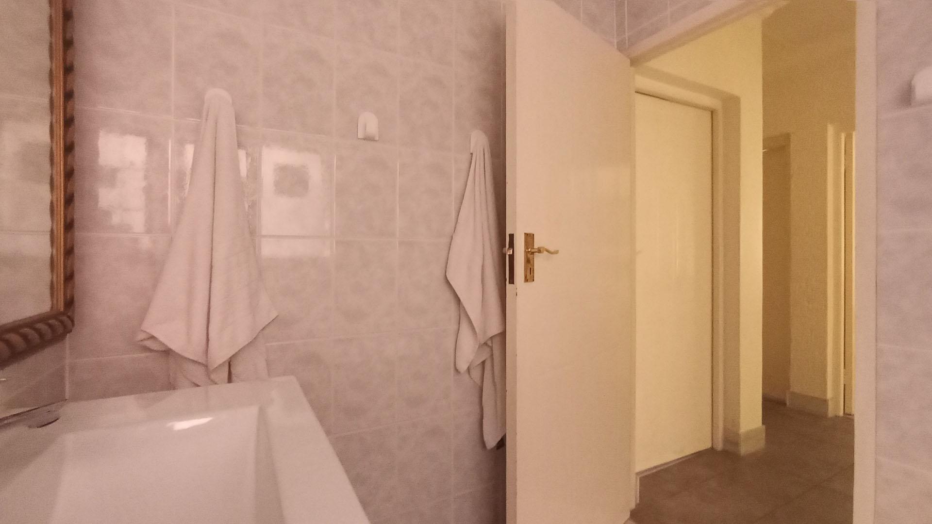 Bathroom 2 - 5 square meters of property in Silver Lakes Golf Estate