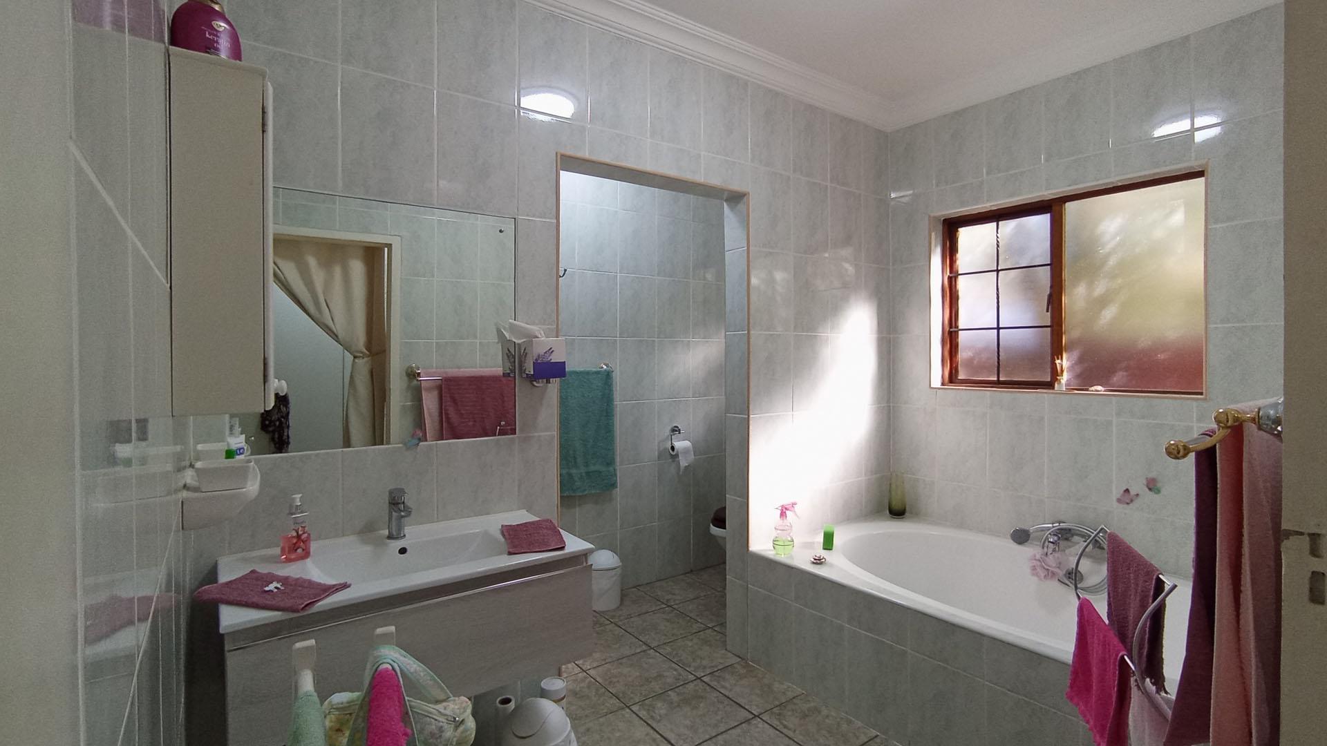 Main Bathroom - 9 square meters of property in Silver Lakes Golf Estate