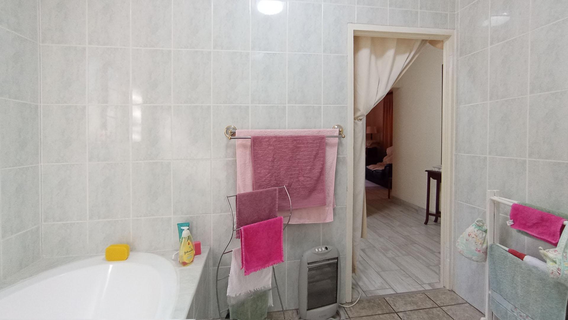 Main Bathroom - 9 square meters of property in Silver Lakes Golf Estate