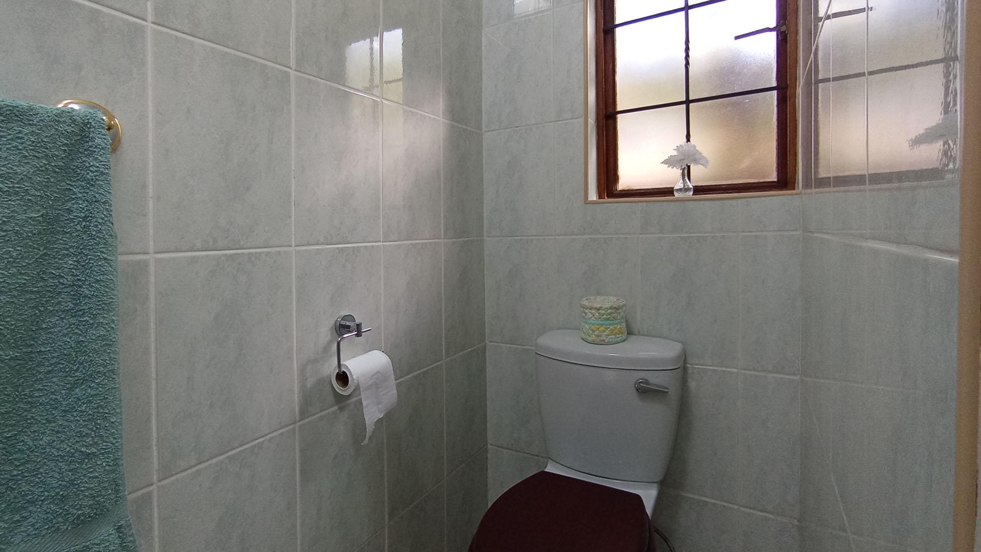 Main Bathroom - 9 square meters of property in Silver Lakes Golf Estate