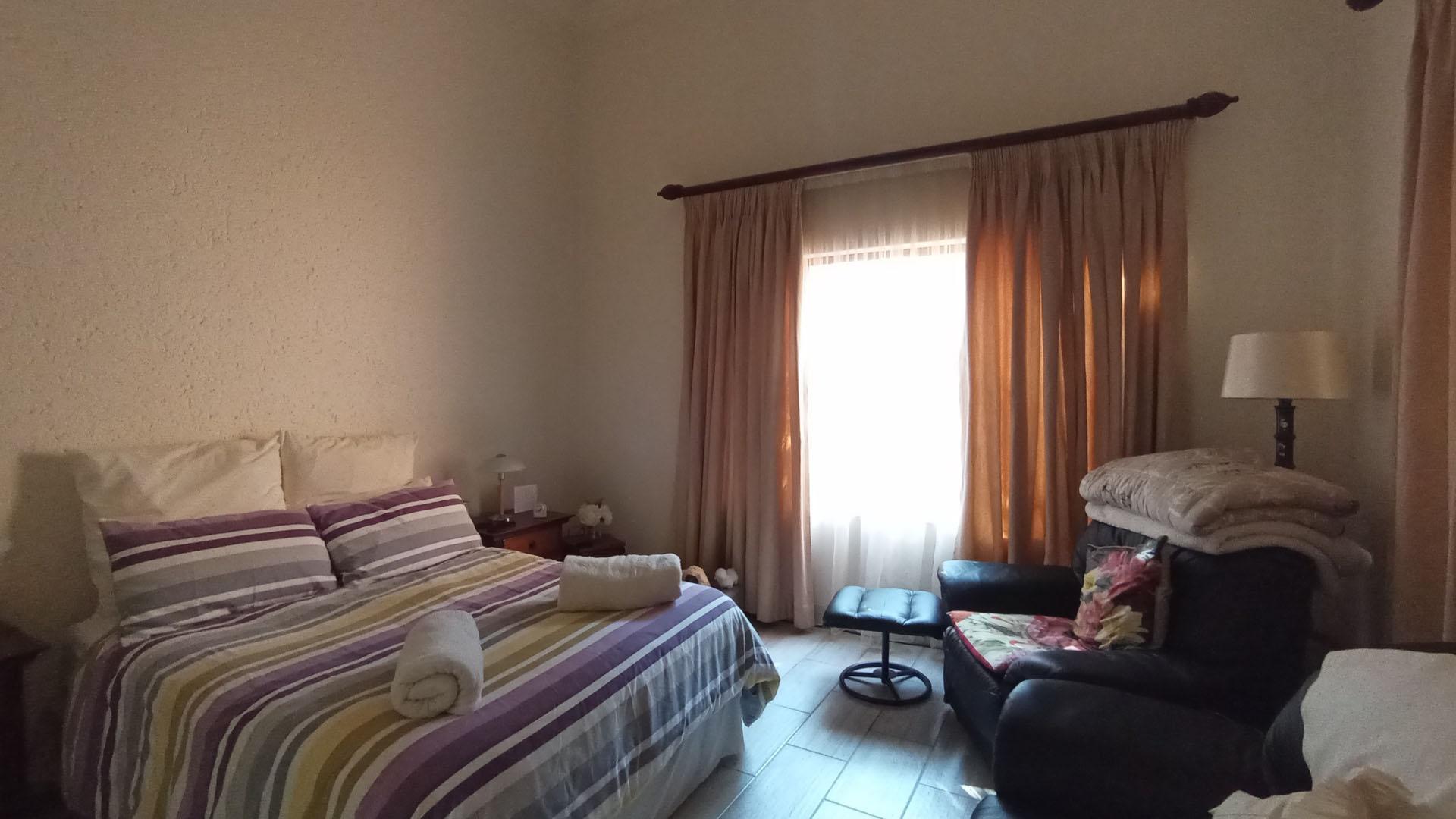 Main Bedroom - 42 square meters of property in Silver Lakes Golf Estate