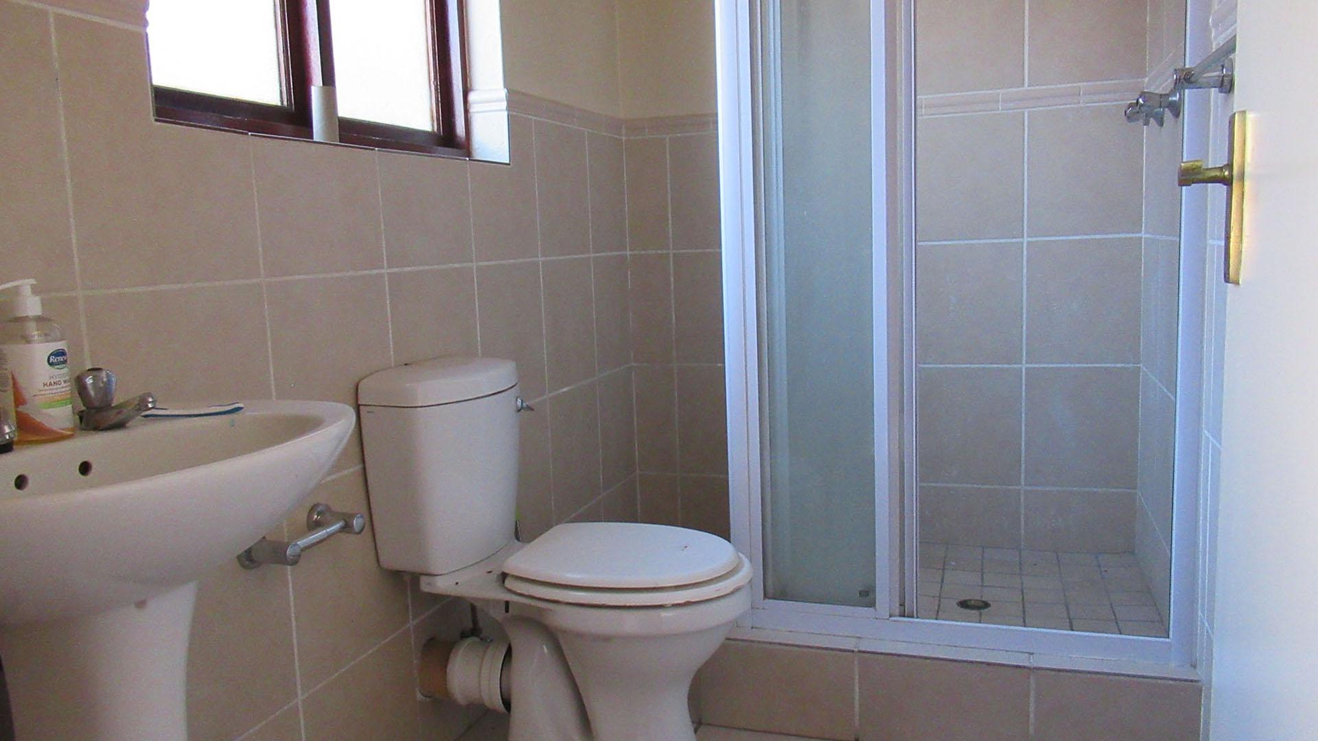 Staff Bathroom - 5 square meters of property in Broadacres