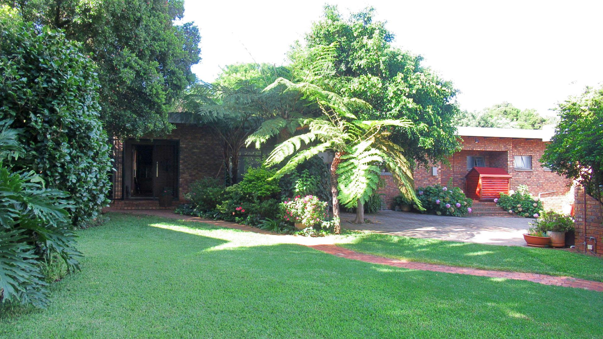 Front View of property in Val de Grace